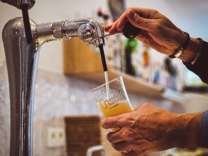 Een bier wordt vers getapt.