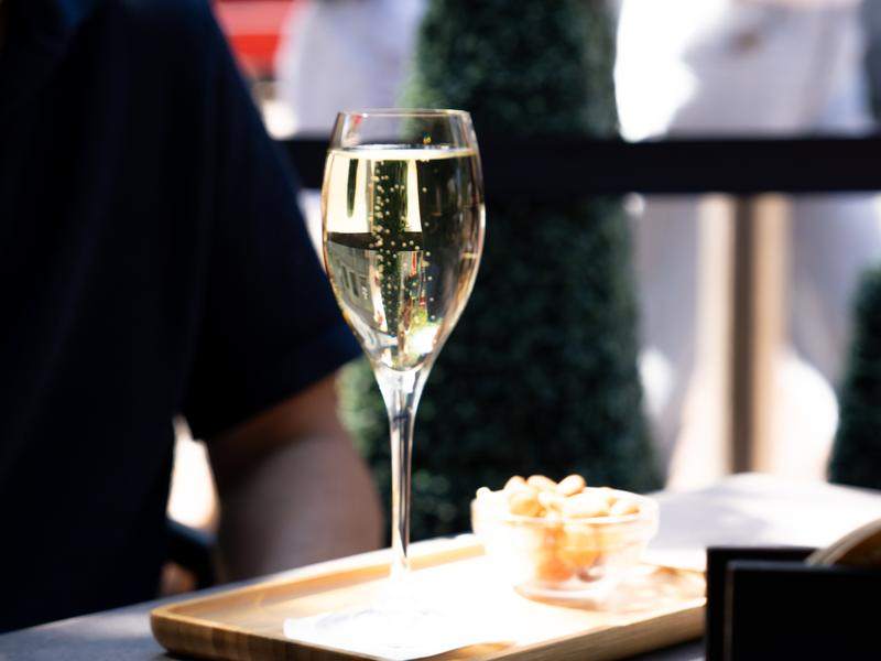 Een glas cava met een hapje.