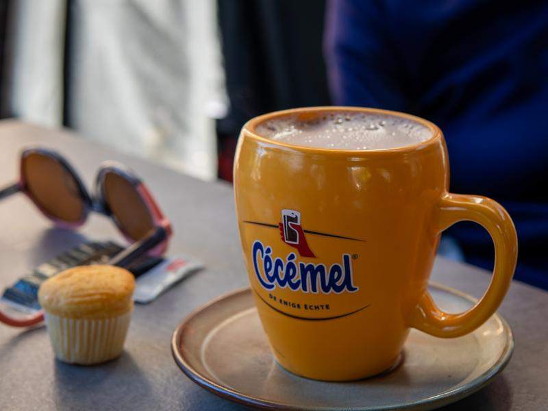 Een grote mok warme Cécémel met een muffin.