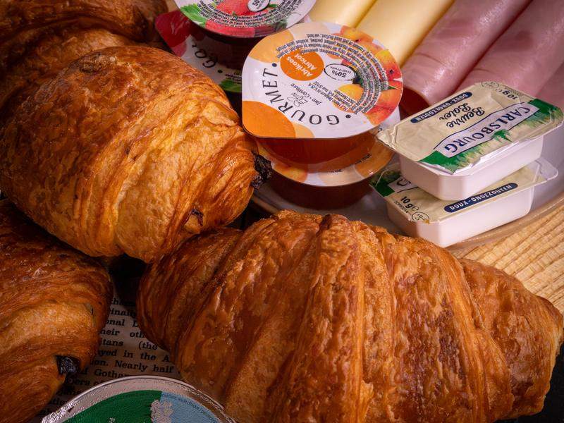 Verse croissants met boter en confituur.