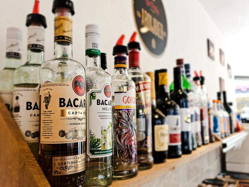 Flessen sterke drank op het rek achter de bar.