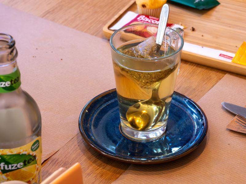 Een glas Fuze Tea met ijs en citroen.