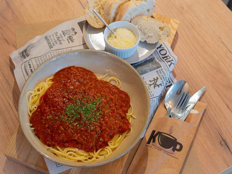 Spaghetti bolognaise met geraspte kaas.