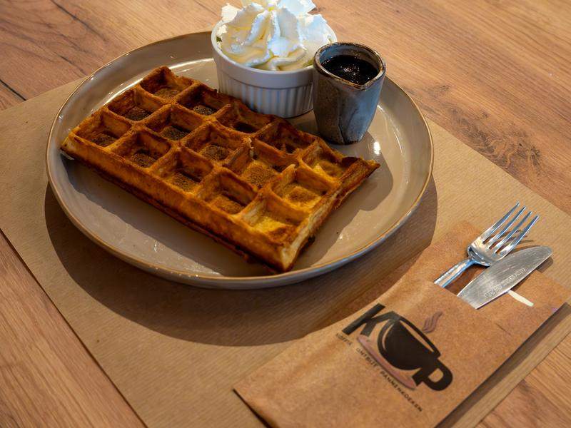 Een Brusselse wafel met slagroom en warme chocolade.